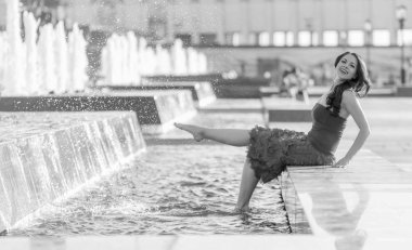 Güzel genç kız kırmızı çeşmenin yürüyüş bahar şehir size yürür