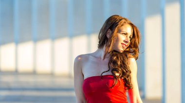 Kırmızı Alışveriş Merkezi çevresinde yürüyüş güzel genç kız