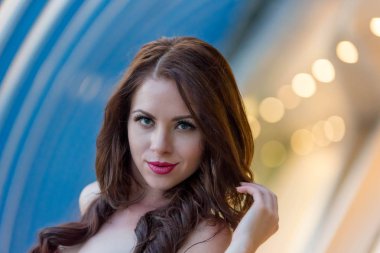 Kırmızı Alışveriş Merkezi çevresinde yürüyüş güzel genç kız