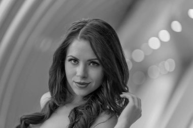 Kırmızı Alışveriş Merkezi çevresinde yürüyüş güzel genç kız