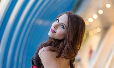 Kırmızı Alışveriş Merkezi çevresinde yürüyüş güzel genç kız