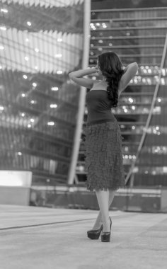 Kırmızı akşam şehirde yürüyüş güzel genç kız