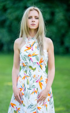 Yaz Park'ta yürüyordunuz elbiseli güzel genç kız