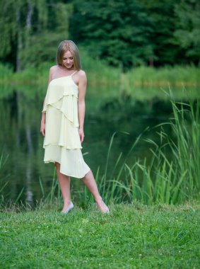 Yaz Park'ta yürüyordunuz elbiseli güzel genç kız