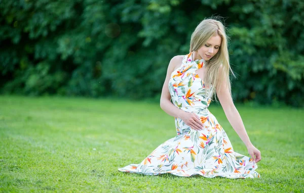 Yaz Park Yürüyordunuz Elbiseli Güzel Genç Kız — Stok fotoğraf