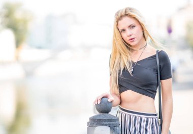 Yaz şehirde yürüyüş elbiseli güzel genç kız