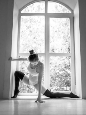 Güzel genç kız pencere ve ayna tarafından stüdyoda dans