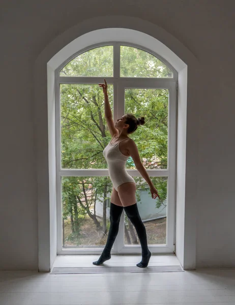 Belle Jeune Fille Dansant Dans Studio Par Fenêtre Miroir — Photo