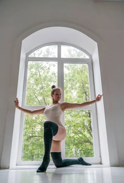 Piękna Młoda Dziewczyna Taniec Studio Przez Okna Lustra — Zdjęcie stockowe