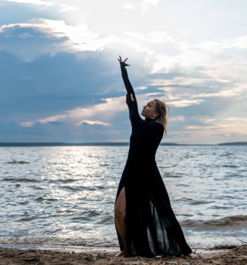 Siyah elbiseli göl üzerinde dans güzel genç kız