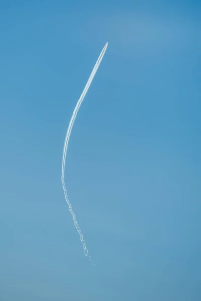 Mavi gökyüzünde uçak üzerinden iz