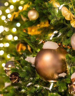 Noel süslemeleri ve Noel ağacı dalları üzerinde oyuncaklar