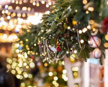 Noel süslemeleri ve Noel ağacı dalları üzerinde oyuncaklar