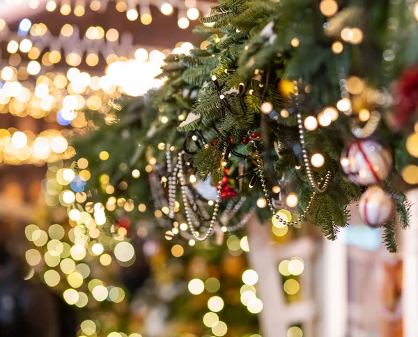 Noel süslemeleri ve Noel ağacı dalları üzerinde oyuncaklar