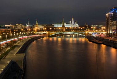 gece Moskova ve nehrin arka planda Kremlin