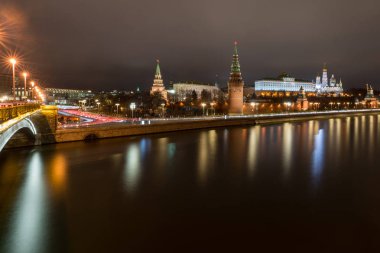 gece Moskova ve nehrin arka planda Kremlin