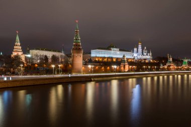 gece Moskova ve nehrin arka planda Kremlin