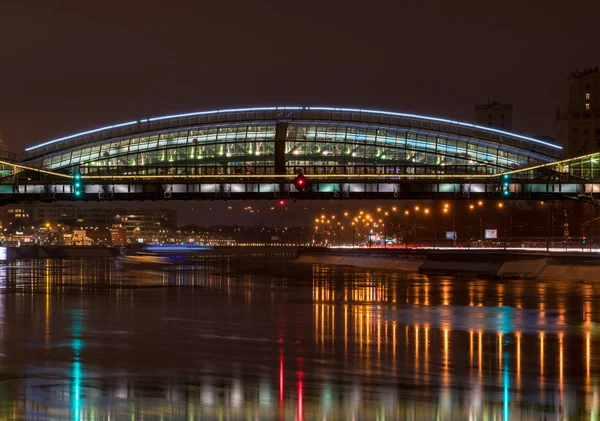 夜の川の背景にイルミネーションの多数に照らされた美しい橋 — ストック写真