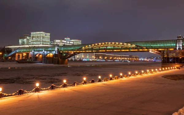 Piękny Most Oświetlony Przez Mnóstwo Iluminacje Tle Rzeki Nocy Zimie — Zdjęcie stockowe