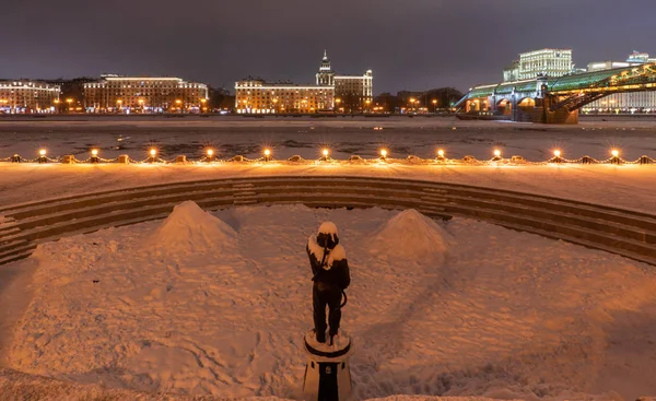 Skulpturentaucher Vor Dem Hintergrund Eines Winternachtstroms — Stockfoto