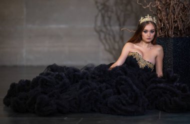 Siyah elbise ve bir taç modeli kız