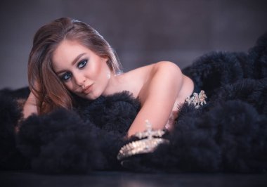 Siyah elbise ve bir taç modeli kız