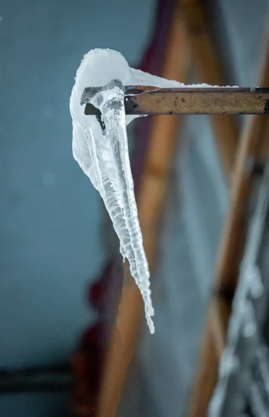 Icicle'ı balkon korkuluk kilitleniyor