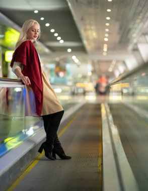 Pencere ve korkuluk arka planına karşı modern bir iç güzel genç kız