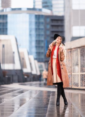 Bahar modern şehrin ıslak caddelerinin arka planda güzel genç kız