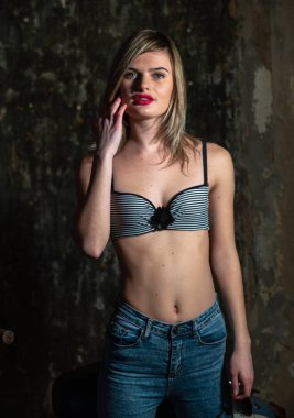 Eski stüdyoda korsaj ve kot güzel genç kız