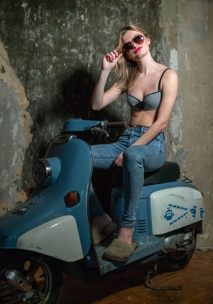 Menina Bonita Corpete Jeans Uma Scooter — Fotografia de Stock