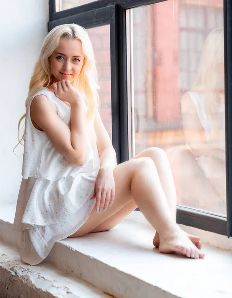 Красива Сексуальна Молода Блондинка Біля Вікна Білій Сукні — стокове фото