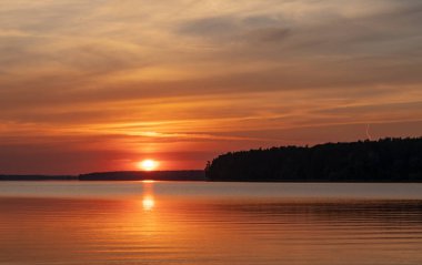 Gün batımında güzel akşam gölü