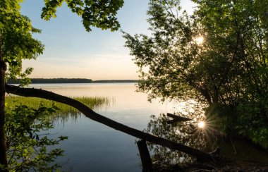 Gün batımında güzel akşam gölü