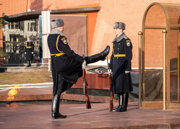 ロシア モスクワ クレムリン 2019年春 未知の兵士に記念碑で名誉のガードを変更する式典 — ストック写真