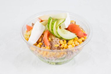 Sağlıklı gıda taze deniz ürünleri salatası yemek servis plastik kase yemek için beyaz arka plan hazır