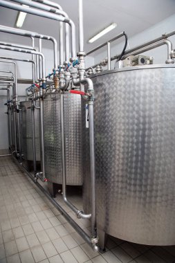 Modern süt tesisi süt ürünleri üretiminde kullanılan süt için depolama tankları