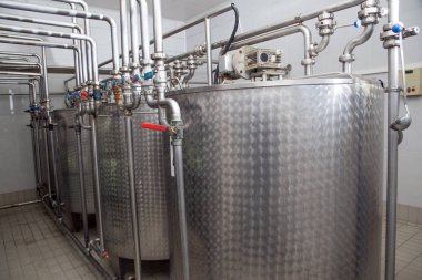 Modern süt tesisi süt ürünleri üretiminde kullanılan süt için depolama tankları