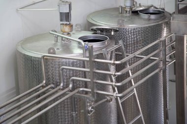 Modern süt tesisi süt ürünleri üretiminde kullanılan süt için depolama tankları