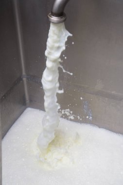 Modern süt tatlı süt depolama Tank dolum işlemi