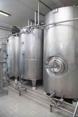 Modern süt tesisi süt ürünleri üretiminde kullanılan süt için depolama tankları