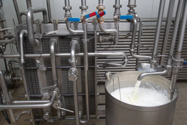 Proceso Llenado Del Tanque Almacenamiento Leche Productos Lácteos Modernos — Foto de Stock