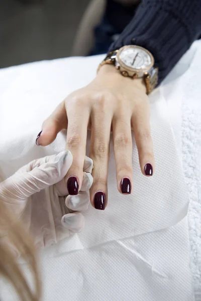 Ovanifrån Eleganta Varsam Kvinnlig Hand Målade Naglar Med Rödbruna Nagellack — Stockfoto