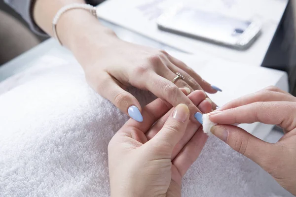 Nail Behandling Manikyr Polering Naglarna Efter Målning Naglar Närbild — Stockfoto