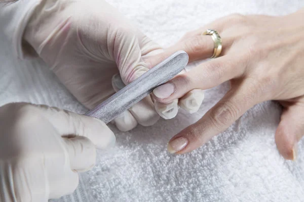 Nail Behandling Manikyr Arkivering Naglarna Med Nagelfil Att Göra Perfekt — Stockfoto