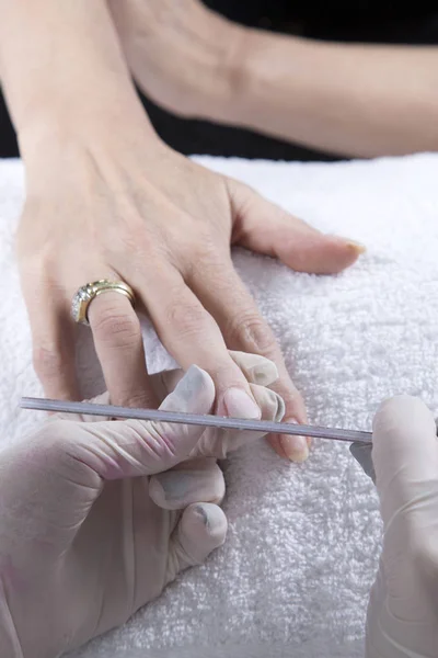 Nail Behandling Manikyr Arkivering Naglarna Med Nagelfil Att Göra Perfekt — Stockfoto