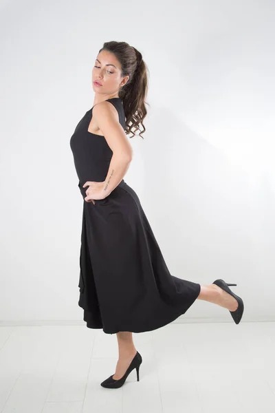 Boční Pohled Ženy Pózuje Černé Elegantní Šaty Při Pohledu Dolů — Stock fotografie