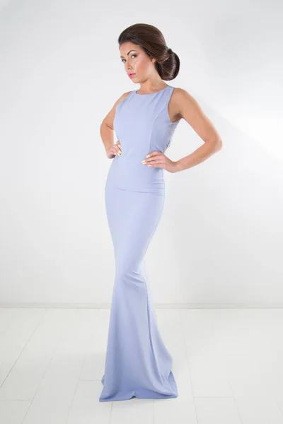 Linda Mulher Elegante Lindo Vestido Azul Brilhante Com Penteado Clássico — Fotografia de Stock