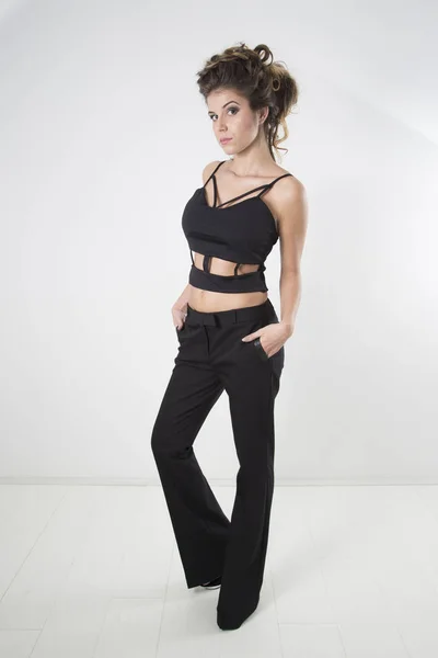 Atraktivní Bruneta Moderní Účes Make Pózuje Černé Elegantní Kalhoty Sexy — Stock fotografie