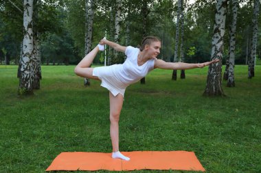 Parkta uzanan genç güzel kadın